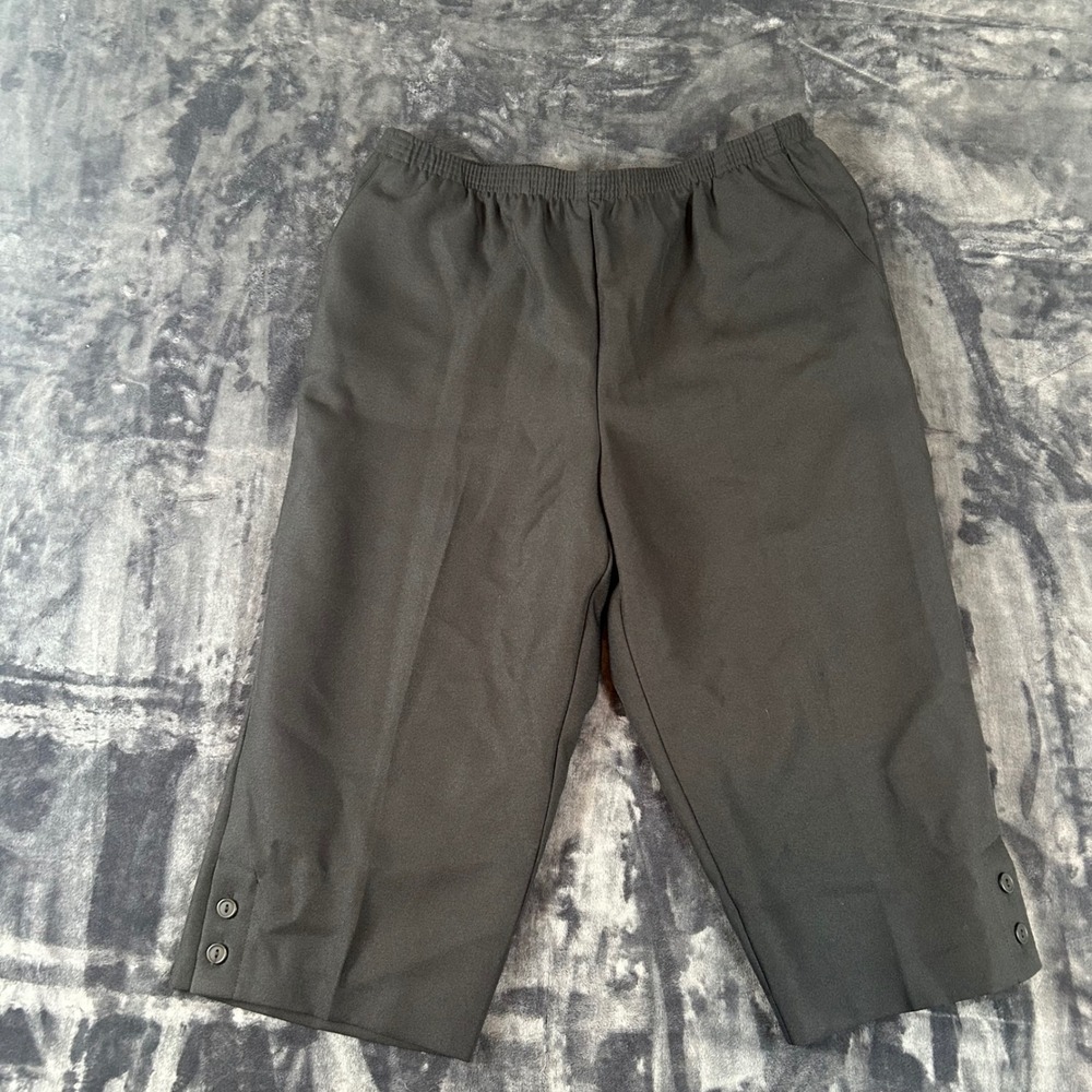 Alfred Dunner Capri Pants Women 16P Black Elastic Waist Button Hem Classic Fit